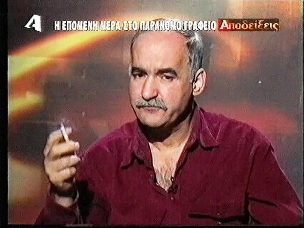 Στιγμιότυπα από τις τηλεοπτικές «Αποδείξεις», με τον επιστάτη της Χρυσής Αυγής σε ρόλο ιδιοκτήτη παράνομου «γραφείου ευρέσεως εργασίας» για αλλοδαπές γυναίκες