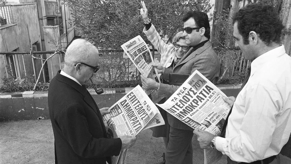 1974, ο λαός της Αθήνας διαβάζει τα χαρμόσυνα: «Επιτέλους Δημοκρατία»!
