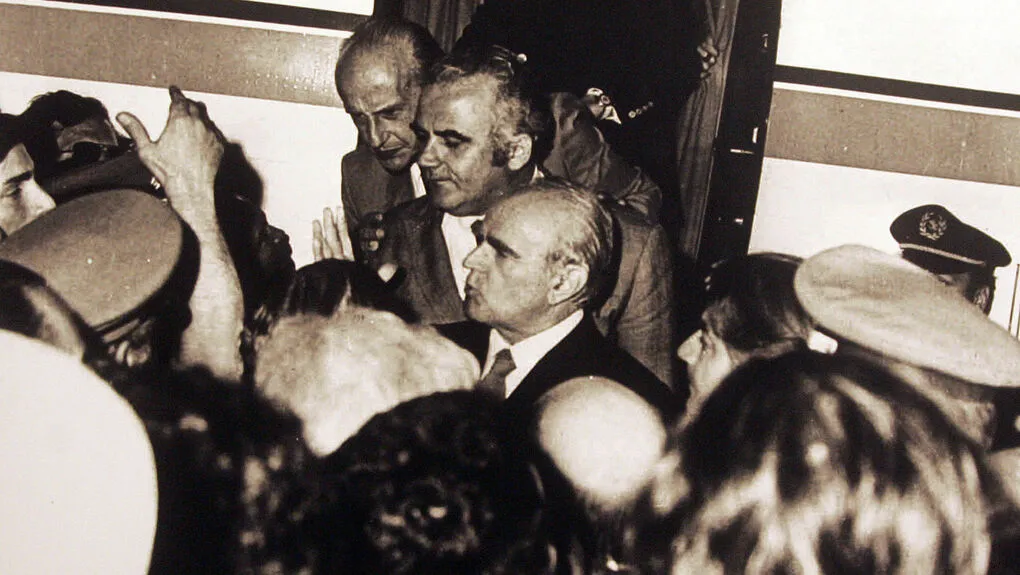 Ξημερώματα της 24ης Ιουλίου 1974. Ο Κωνσταντίνος Καραμανλής αποβιβάζεται από το αεροπλάνο της γαλλικής προεδρίας, που τον μετέφερε από το Παρίσι. Λίγες ώρες αργότερα ορκίστηκε πρωθυπουργός
