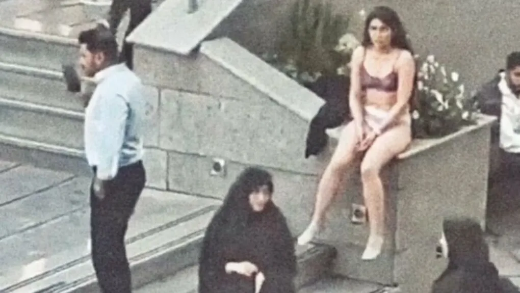 Στιγμιότυπο από βίντεο με τη νεαρή φοιτήτρια να έχει πετάξει τα ρούχα της