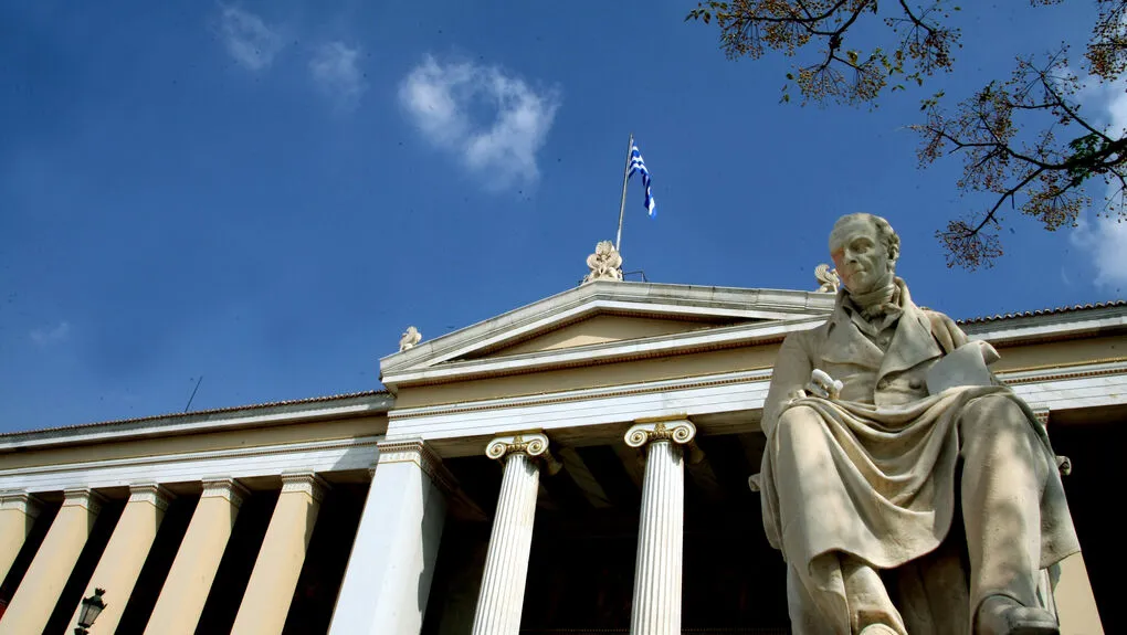 Ο Αδαμάντιος Κοραής στα Προπύλαια του Πανεπιστημίου δείχνει σκεπτικός με όσα συμβαίνουν στο εσωτερικό του