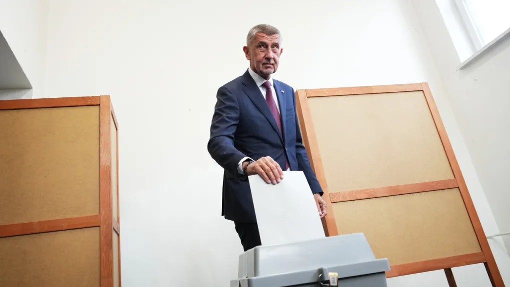 ο Αντρέι Μπάμπις ψηφίζει στις εκλογές στην Τσεχία