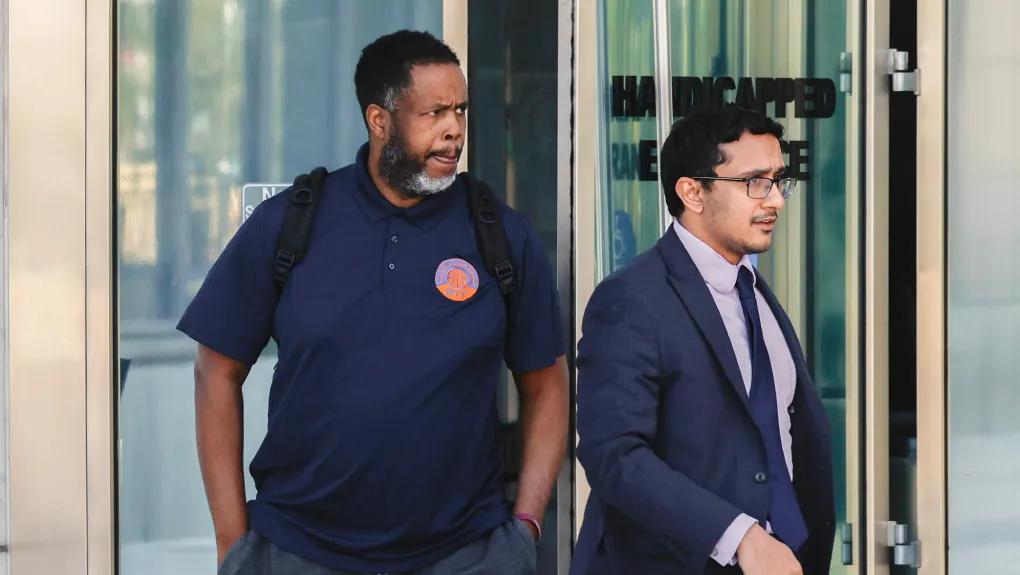 Ο πρώην παίκτης του NBA και βοηθός προπονητή Ντέιμον Τζόουνς αποχωρεί από το δικαστήριο Lloyd George των ΗΠΑ.