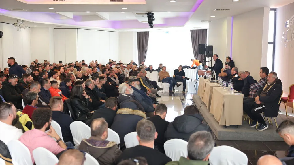 Από τη χθεσινή πανελλαδική σύσκεψη των αγροτικών μπλόκων, στον Λευκώνα Σερρών