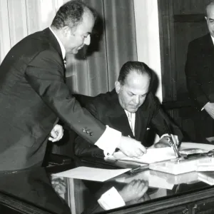 8 Οκτωβρίου 1973. Ο Μαρκεζίνης παρακολουθεί υπομονετικά την προσυπογραφή του πρακτικού της ορκωμοσίας του ως «δοτού» πρωθυπουργού από τον δικτάτορα Παπαδόπουλο