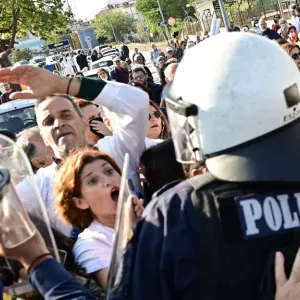 Eνταση μεταξύ εργαζομένων στο Νοσοκομείο «Αττικόν» και ανδρών της Ελληνικής Αστυνομίας (ΜΑΤ, ΟΠΚΕ, ΔΙΑΣ, ΥΜΕΤ)
