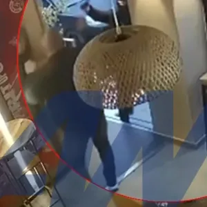 Η στιγμή που ο 17χρονος καρφώνει με το μαχαίρι τον υπάλληλο καταστήματος