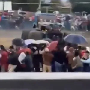 Η στιγμή που το monster truck πέφτει πάνω σε πλήθος στην Κολομβία