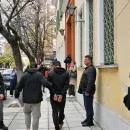 Μεταφορά μεταναστών που φορούν χειμωνιάτικα μόνο παντόφλες, από τη δομή Σιντικής στα δικαστήρια των Σερρών