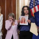 Sigrid McCawley, δικηγόρος θυμάτων, Danielle Bensky και Sharlene Rochard, και οι δύο θύματα του Epstein, και ο ηγέτης της μειοψηφίας στη Γερουσία Chuck Schumer, D-N.Y., στο Καπιτώλιο για την ανακοίνωση της προτεινόμενης νομοθεσία για την κατάργηση της παραγραφής