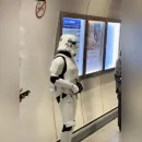 Χαλαρός «Stormtrooper» περιμένει χαλαρός τον συρμό σε σταθμό του μετρό στη Αθήνα