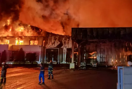 Το φλεγόμενο εργοστάσιο της εταιρείας διανομής σχολικών γευμάτων στη Λαμία