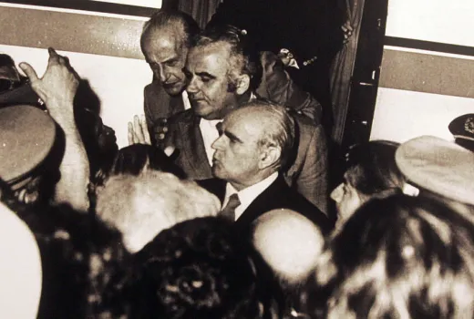 Ξημερώματα της 24ης Ιουλίου 1974. Ο Κωνσταντίνος Καραμανλής αποβιβάζεται από το αεροπλάνο της γαλλικής προεδρίας, που τον μετέφερε από το Παρίσι. Λίγες ώρες αργότερα ορκίστηκε πρωθυπουργός