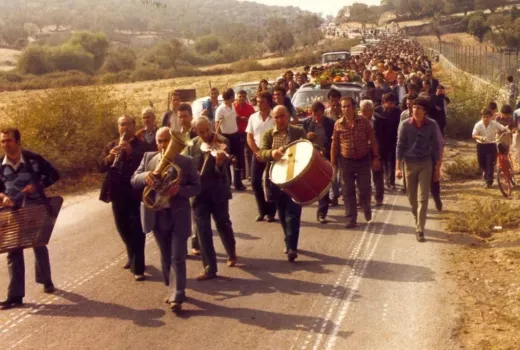 Η πομπή από την εκδήλωση ανακομιδής των οστών του ομαδικού τάφου στην Αγία Παρασκευή Μυτιλήνης (9 Οκτωβρίου 1983)