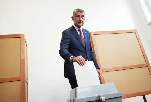 ο Αντρέι Μπάμπις ψηφίζει στις εκλογές στην Τσεχία