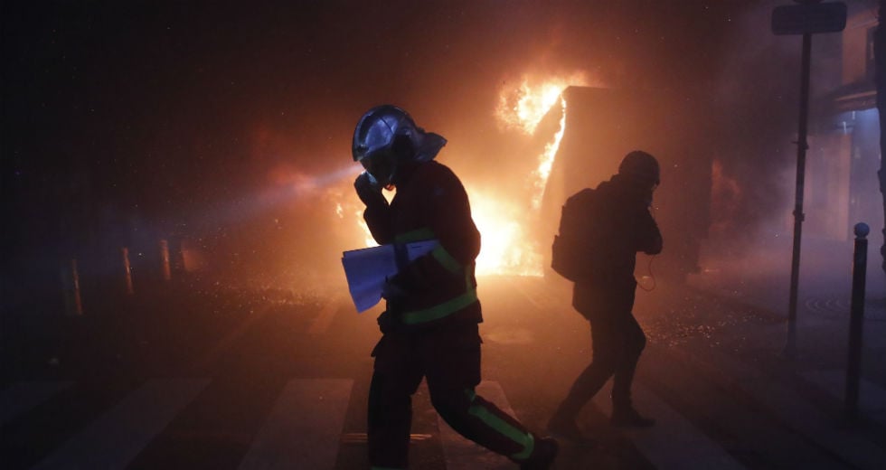 Μολότοφ, μπογιές και δακρυγόνα