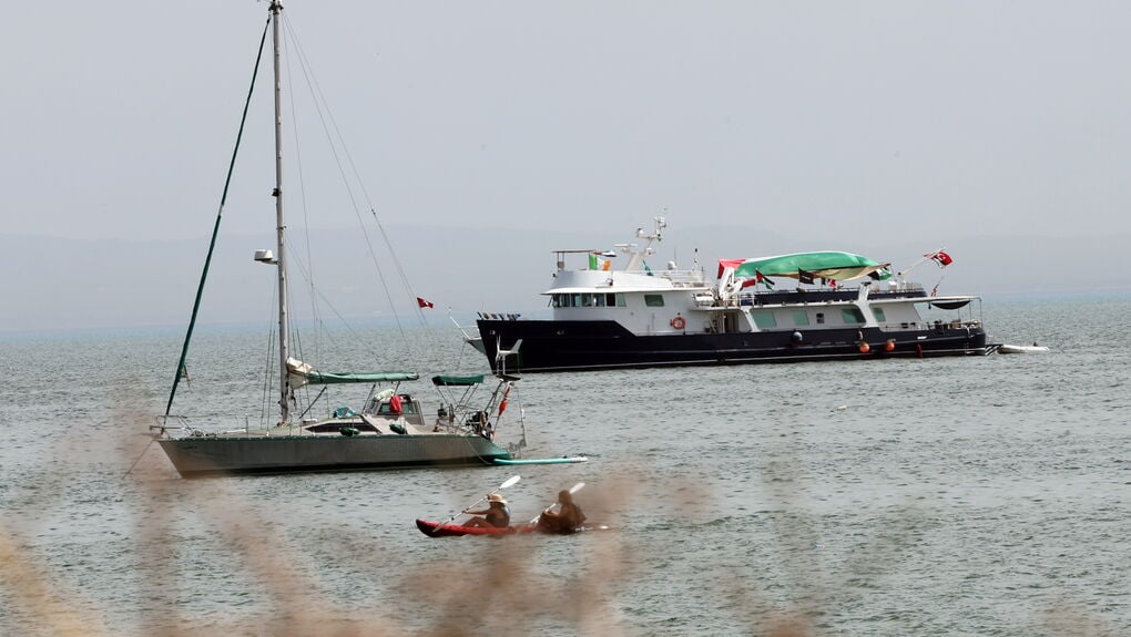Υπό κλοιό τέσσερα σκάφη του Freedom Flotilla Coalition - Drones, πλοίο και ελικόπτερο σε κοντινή απόσταση