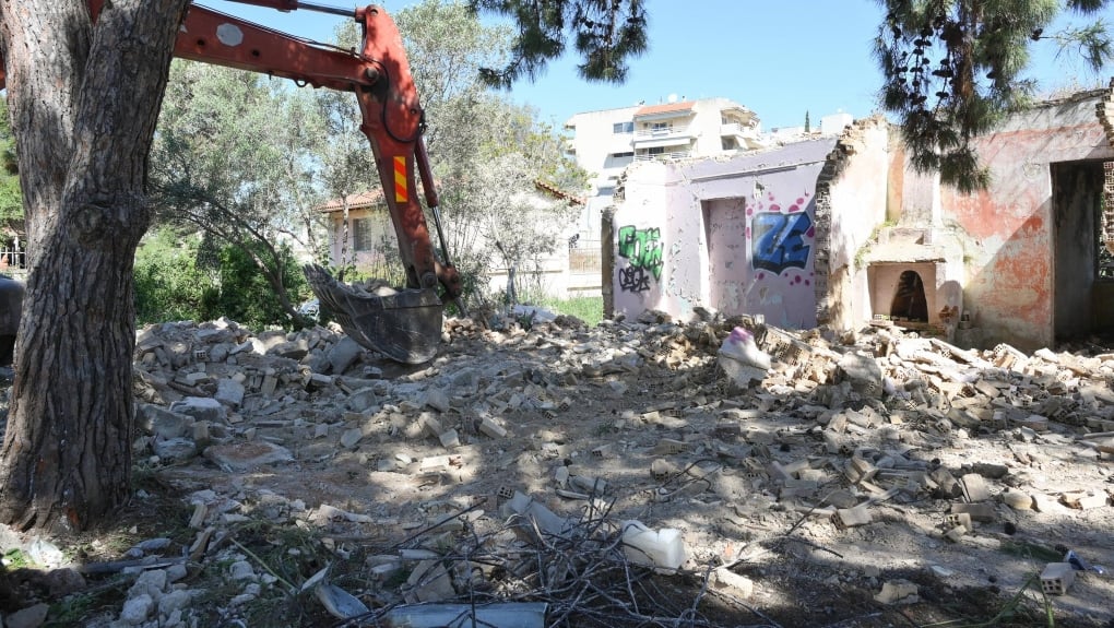 Κατεδαφίστηκαν 21 αυθαίρετα στο ρέμα Πικροδάφνης [εικόνες]