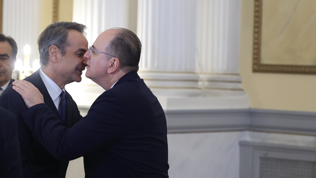 «Τελικά παραιτήθηκε»: Τα σχόλια της αντιπολίτευσης για τον Λαζαρίδη και τα πυρά σε Μητσοτάκη