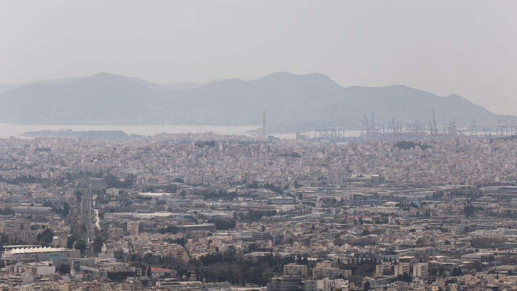 Αφρικανική σκόνη: Αποπνικτική ατμόσφαιρα στην Αττική - «Περιορίστε τις μετακινήσεις» λένε οι ειδικοί