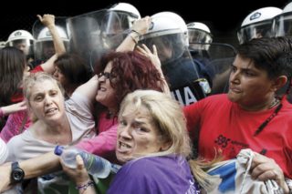 Oρατή αδικία και τυφλή… βία