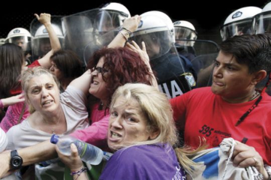 Oρατή αδικία και τυφλή… βία