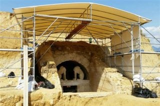 Επι…χρυσώνουν τις Καρυάτιδες