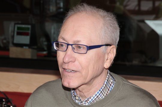 Άντριου Φίνμπεργκ: «Ανησυχητική η άνοδος της ρατσιστικής τακτικής του αποδιοπομπαίου τράγου»
