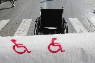 Στο ΙΚΑ δεν… γνωρίζουν τι είναι η «κινητική αναπηρία»!