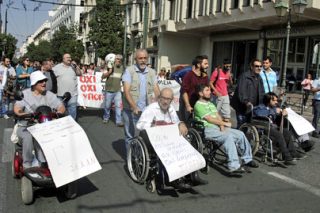 Μαχαίρι στα επιδόματα και στην αξιοπρέπεια