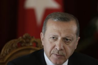 Οι αντιφάσεις του «σουλτάνου» και οι «τρομοκράτες» του Κομπάνι