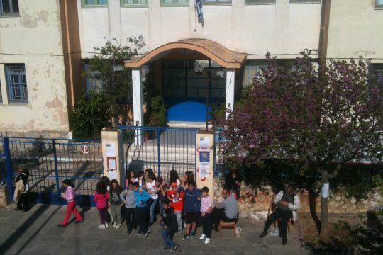 Όμηροι της (παρα)θρησκευτικής ΓΕΧΑ σε δημοτικό σχολείο