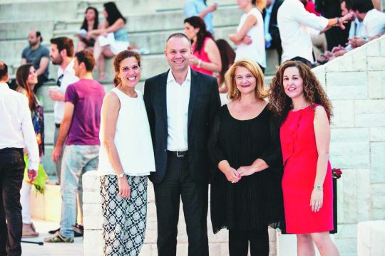 Το μάνατζμεντ ανακαλύπτει το θέατρο