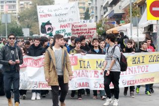 Το Νέο Λύκειο έβγαλε τους μαθητές στον δρόμο