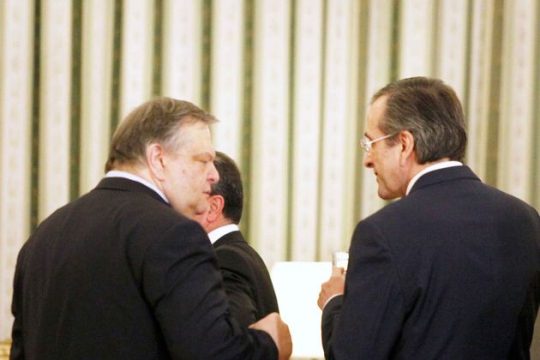 Μεταξύ σφύρας και άκμονος