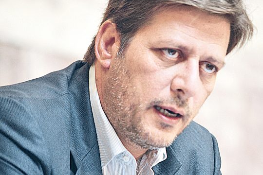 Αναγγέλλει ψαλίδι στα πληρώματα