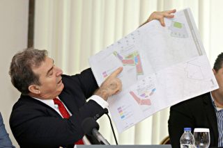 Σχέδια επί χάρτου από τον Χρυσοχοϊδη