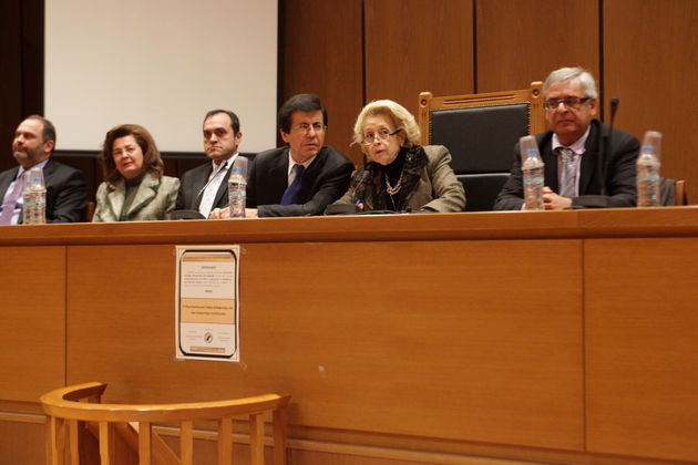 Τυφλή, αλλά στα αναδρομικά αλλήθωρη