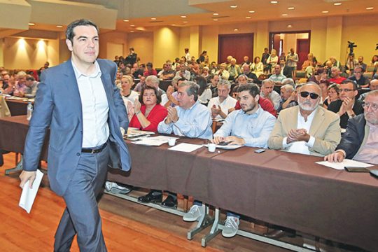 Βλέπουν την κυβέρνηση να πετά την μπάλα στις κάλπες
