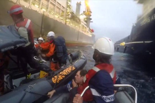 Η ισπανική ακτοφυλακή εμβολίζει την Greenpeace