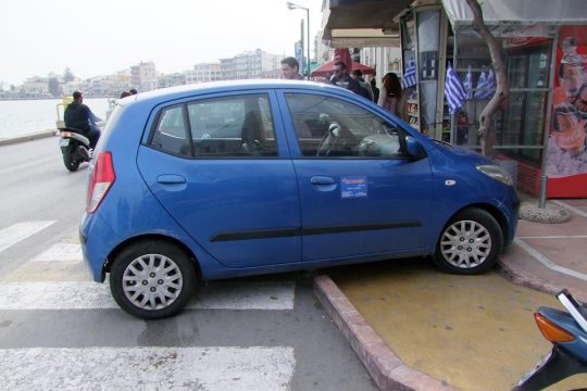 Δικαστίνα που στάθμευες και νόμο δεν εκράτεις