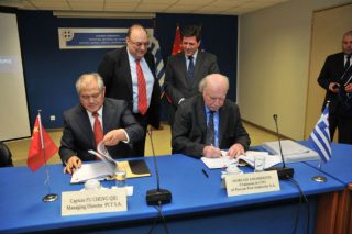 Την ημέρα της απεργίας οι υπογραφές του ΟΛΠ και της Cosco για το λιμάνι
