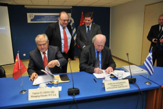 Την ημέρα της απεργίας οι υπογραφές του ΟΛΠ και της Cosco για το λιμάνι