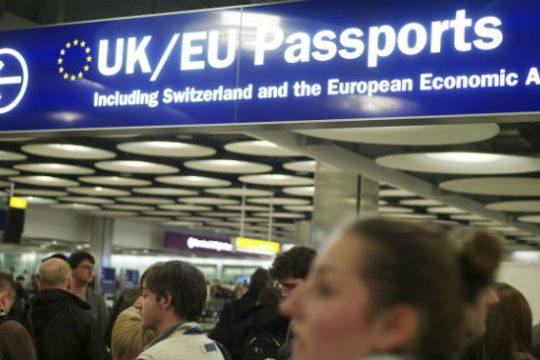 «Μπλόκο» στα επιδόματα μεταναστών
