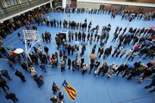 Μαζική προσέλευση στο δημοψήφισμα για την Καταλονία