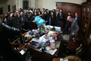 «Καθαρίστριες χρειαζόμαστε, όχι σεκιουριτάδες και εργολάβους»