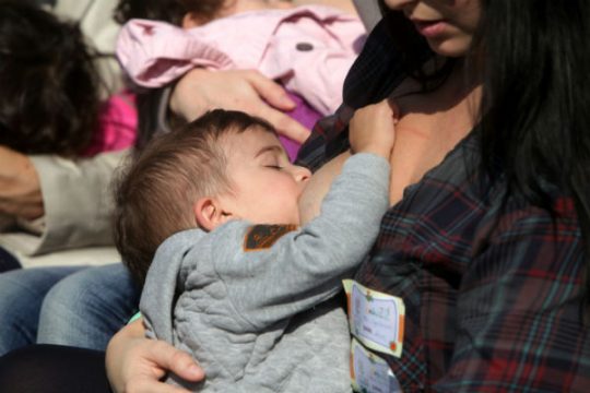 «Φυσιολογικός ο δημόσιος θηλασμός»
