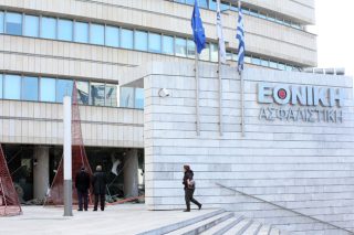 Στέλνει και τους 16 στο σκαμνί για απάτη