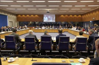 Reuters: Τρία σενάρια για την Ελλάδα