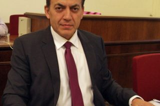 Βάζει χέρι στο Ταμείο